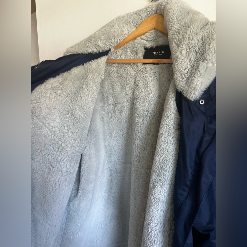 Torrid 5x Navy Hooded Sherpa Parka Coat with gray sherpa lining - Picture 3 of 16